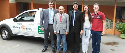 Rotary Clube Araçatuba doa veiculo para AADEFA